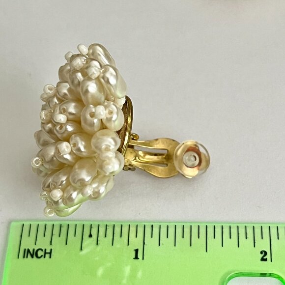 Vintage Faux White Pearl Clip On Earrings Beaded Cluster Gold Tone 70s Taiwan - Picture 10 of 11